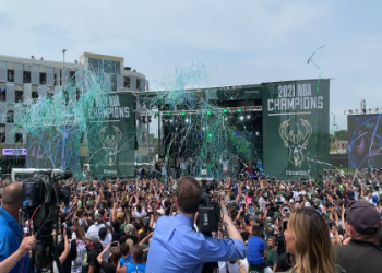 Bango Milwaukee Bucks: Game Day Fun (See How the Bucks Mascot Pumps Up the Crowd)