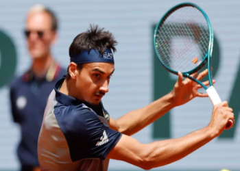 Shapovalov vs Shelton Prediction: Who is Favored (Analyzing the Odds and Our Expert Pick)