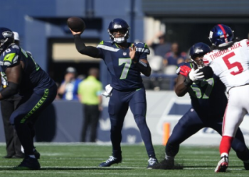 Geno Smith vs Daniel Jones: Who Wins the Matchup? (Breaking Down the Quarterback Battle)