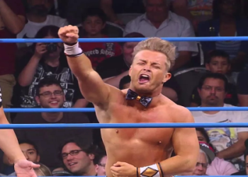 Mickie James v Hand: Is It a Fair Fight? (Wrestling Fans Debate: Whos Stronger?)