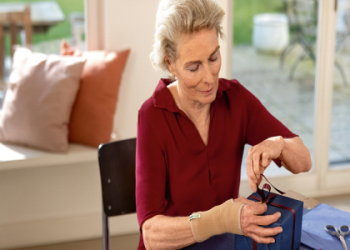 How do I choose the right golfers wrist brace? Simple tips to find the perfect brace for support and comfort.