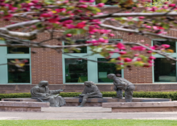 Discover how to make New York in Infinity Craft look realistic using these special blocks and ideas.